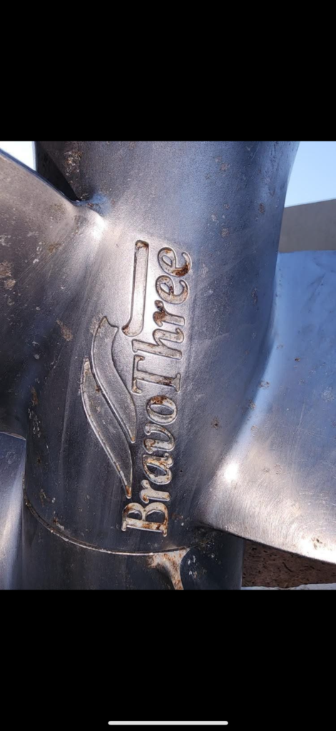 🚤 À vendre – 2 sets hélices Mercury MerCruiser Bravo Three 24P À vendre 2 sets complets d’hélices Duo Prop Mercury MerCruiser Bravo Three 24P, soit 4 hélices au total. ⚙️ Modèle : Bravo Three 24P 🔩 Références : 48-823665 / 48-823666