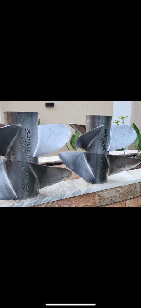 🚤 À vendre – 2 sets hélices Mercury MerCruiser Bravo Three 24P À vendre 2 sets complets d’hélices Duo Prop Mercury MerCruiser Bravo Three 24P, soit 4 hélices au total. ⚙️ Modèle : Bravo Three 24P 🔩 Références : 48-823665 / 48-823666
