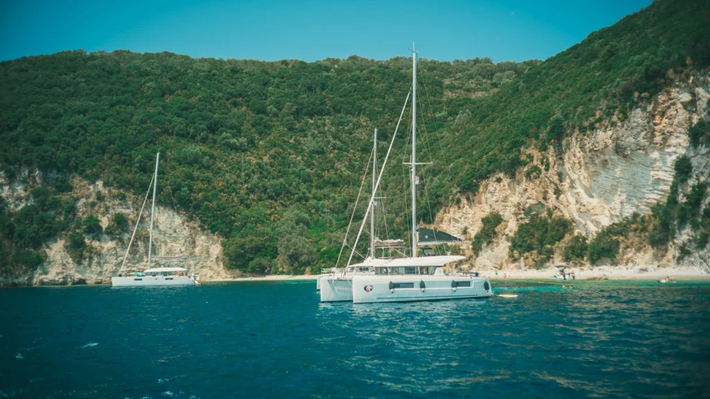 Bateau à moteur blanc sur une mer bleue
