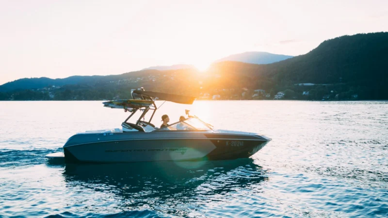Bateau à moteur naviguant au coucher du soleil