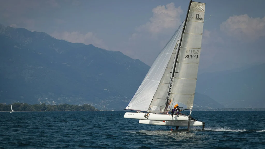 Catamaran à voile qui glisse sur l'eau