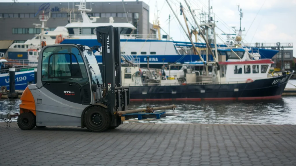 Bateau au sec dans un chantier naval avec un chariot élévateur