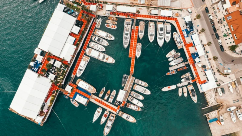 Vue aérienne d'une marina avec des bateaux à moteur amarrés