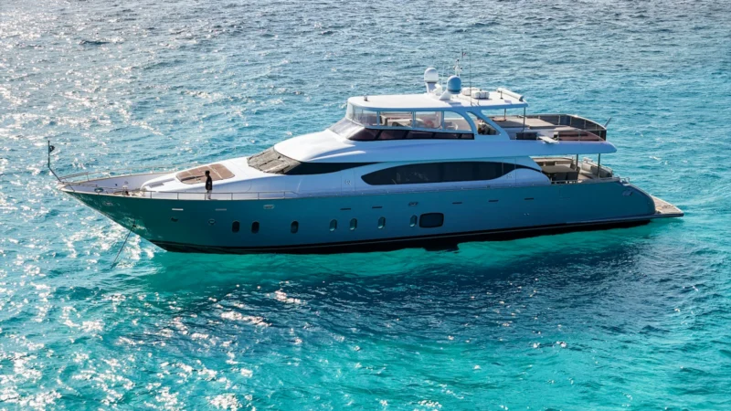 Yacht à moteur blanc naviguant sur une mer turquoise
