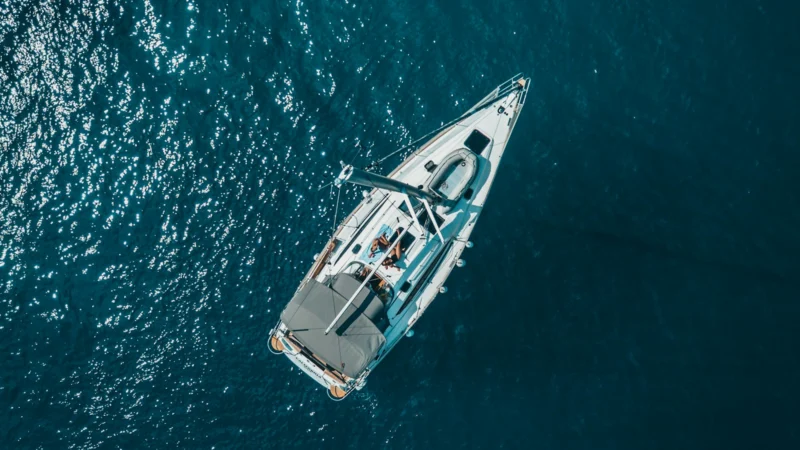 Vue aérienne d'un voilier naviguant en Méditerranée