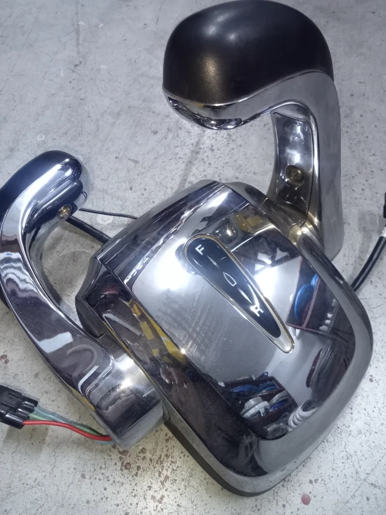 Manette de commande Suzuki pour moteur de bateau.
