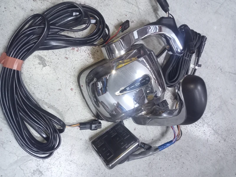 Manette de commande Suzuki pour moteur de bateau.