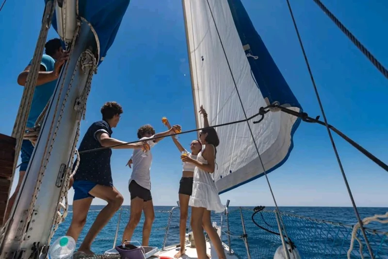 ⛵À VENDRE (Port El Kantaoui) : Voilier 9m70 avec Congé Commercial + sa place de port. Moteur Volvo 45CV entièrement rénové . Prêt pour projet touristique !