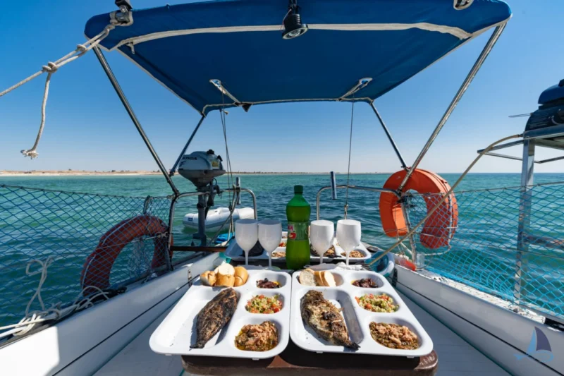 ⛵À VENDRE (Port El Kantaoui) : Voilier 9m70 avec Congé Commercial + sa place de port. Moteur Volvo 45CV entièrement rénové . Prêt pour projet touristique !
