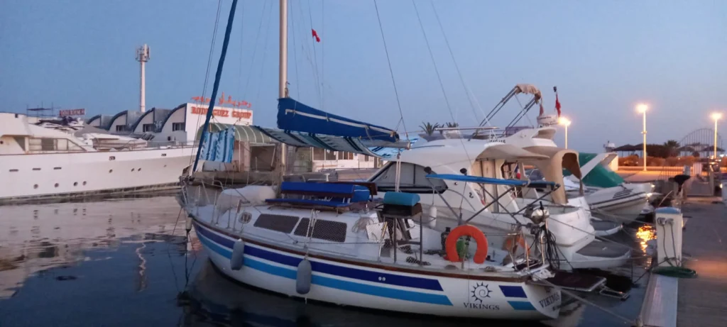 ⛵À VENDRE (Port El Kantaoui) : Voilier 9m70 avec Congé Commercial + sa place de port. Moteur Volvo 45CV entièrement rénové . Prêt pour projet touristique !