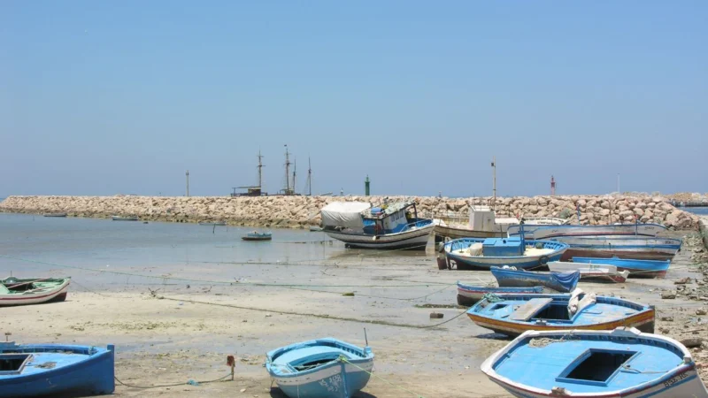Barques à marée basse dans le port de Houmt Souk, à Djerba