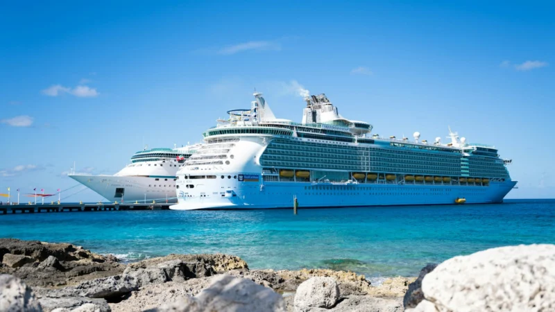 Paquebot de croisière amarré à un quai au bord d'une mer turquoise