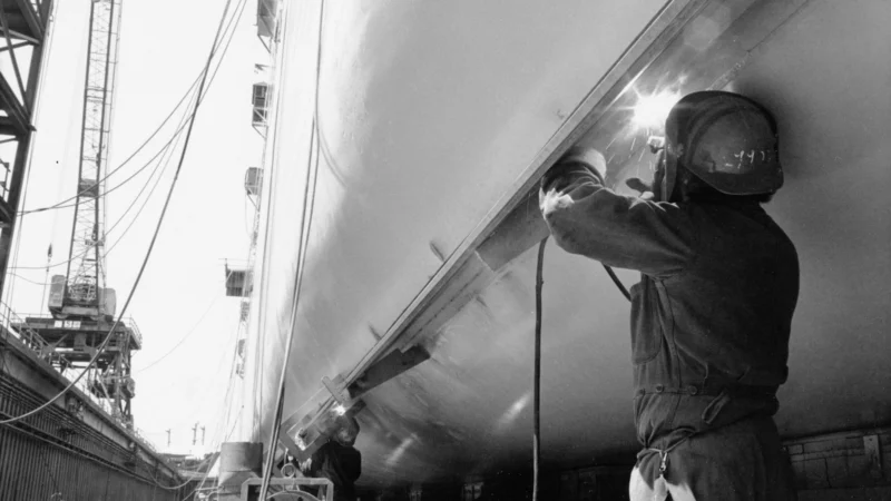 Soudeur travaillant sur la coque d’un navire en cale sèche
