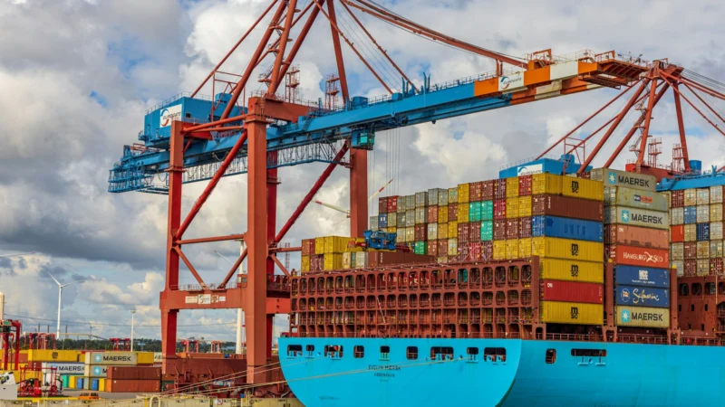 Porte-conteneurs à quai sous des grues portuaires