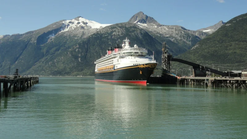 Grand paquebot de croisière amarré à un quai