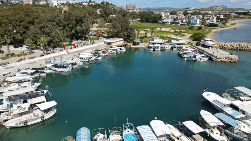 Vue aérienne d'un port de plaisance avec des bateaux à moteur amarrés le long des quais