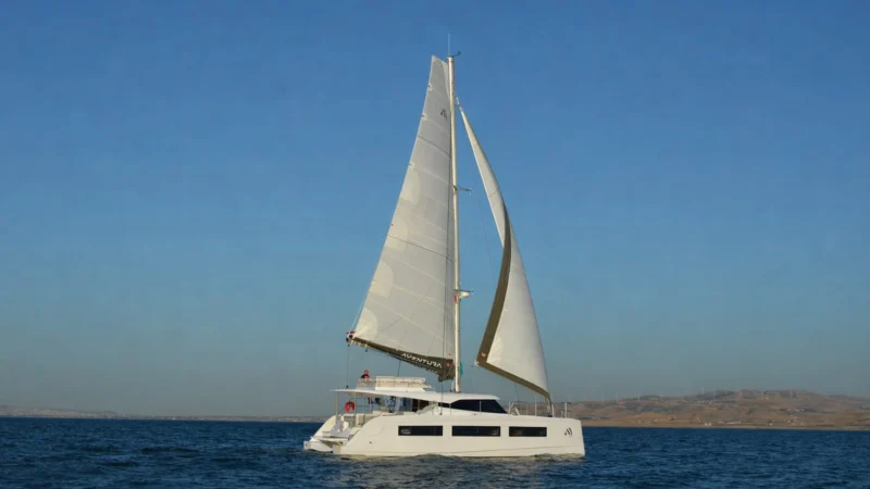 Aventura catamaran : l'Aventura 45 sous voiles en navigation