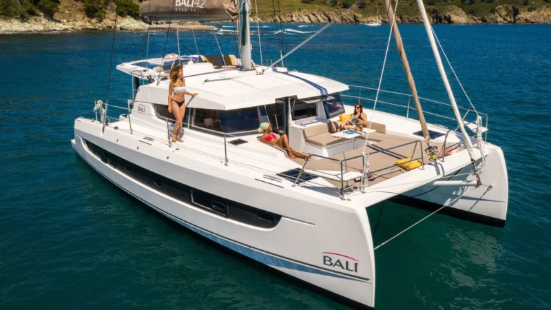 Bali catamaran : le Bali 4.2 au mouillage près d'une côte rocheuse