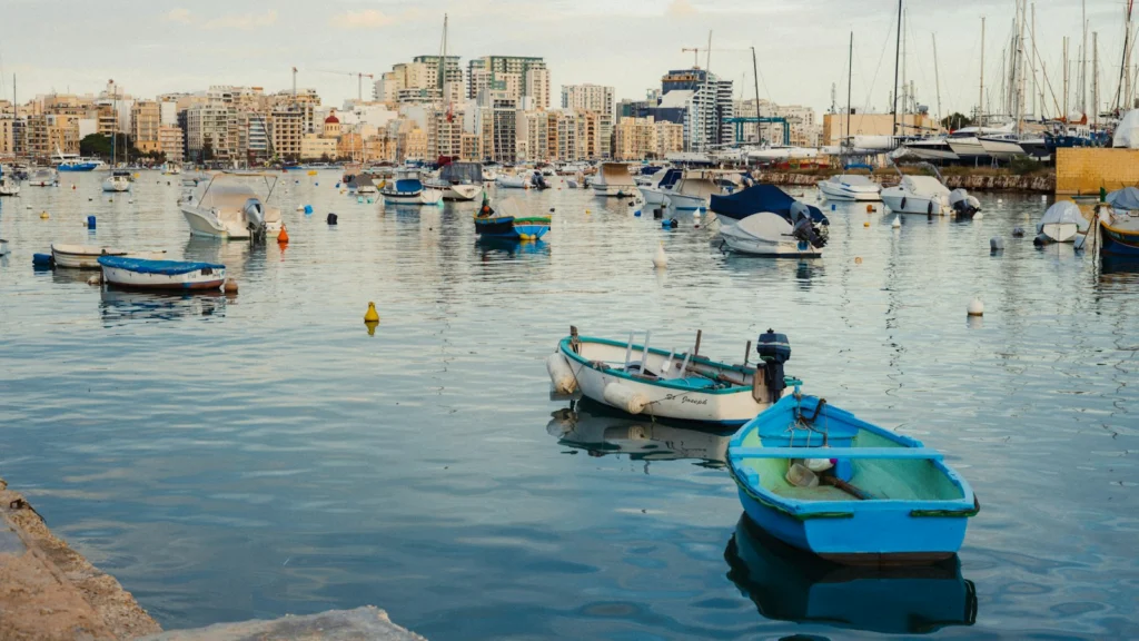 Petits bateaux de pêche amarrés dans un port calme de Méditerranée