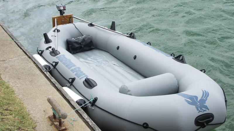 Petit bateau pneumatique équipé d'un moteur électrique