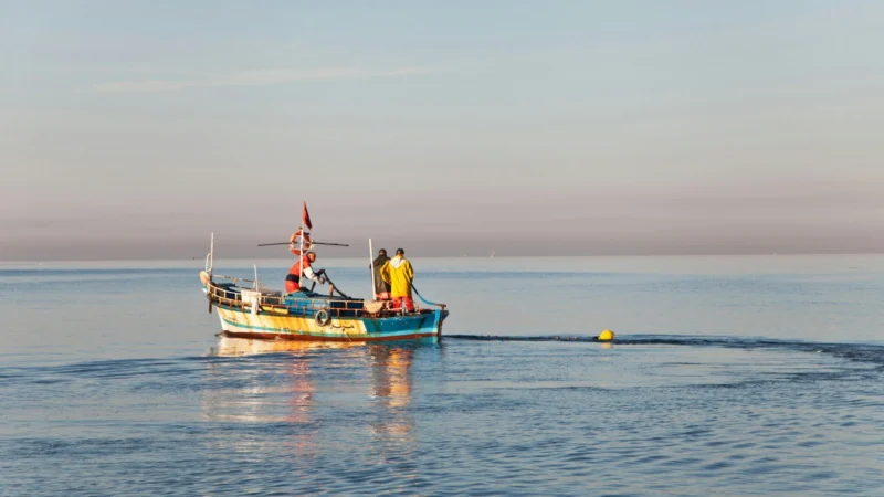 Bateau de pêche en mer au lever du jour en Méditerranée