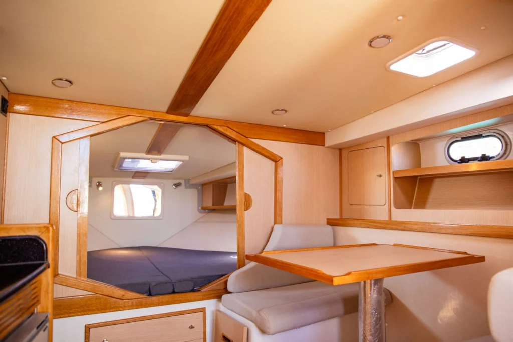 Intérieur du bateau Océane 33 Prestige avec carré et cabine avant
