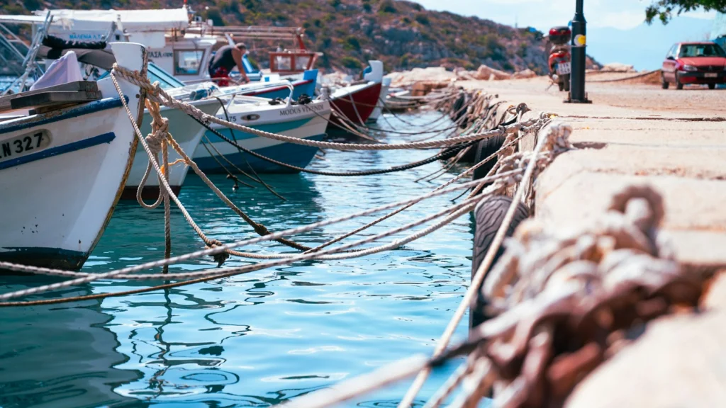 Bateaux de pêche amarrés le long d'un quai en Méditerranée