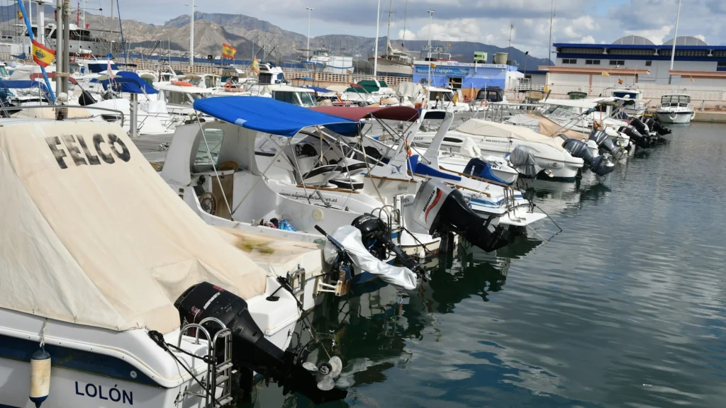 Bateaux de plaisance amarrés dans une marina méditerranéenne