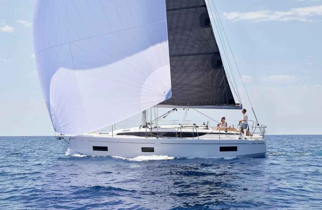 Voilier Bavaria C38 sous gennaker en navigation