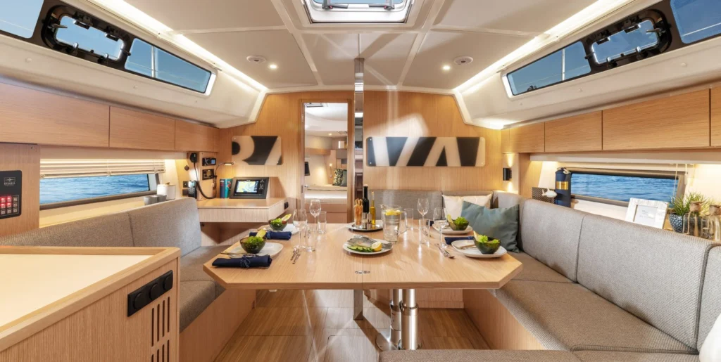 Intérieur du voilier Bavaria C42 : carré, table et banquettes