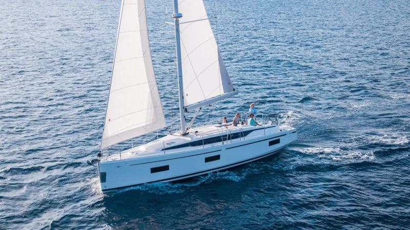 Bavaria Tunisie : voilier Bavaria C42 sous voiles en pleine mer