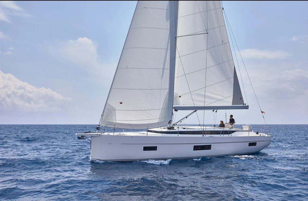 Voilier Bavaria C50 sous voiles avec équipage au cockpit