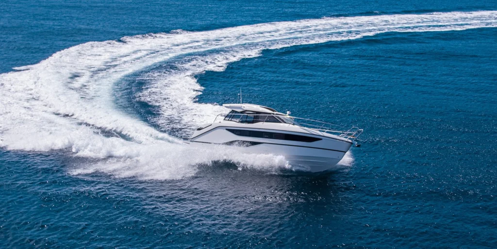 Bateau à moteur Bavaria SR38 en navigation rapide, vue du ciel