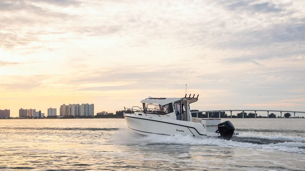 Bateau de pêche Bayliner Trophy Pilothouse en navigation