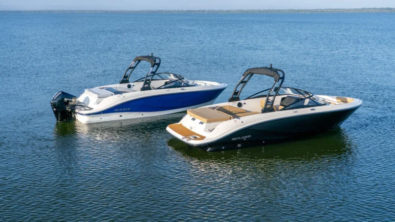 Bayliner Tunisie : deux bowriders Bayliner V22 au mouillage en mer