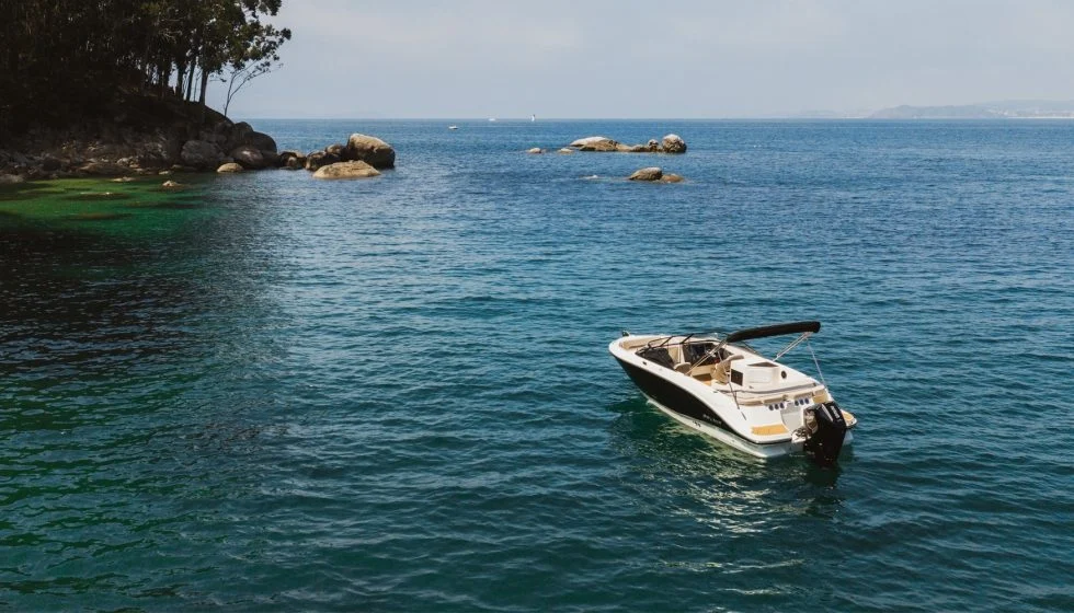 Bowrider Bayliner V22 au mouillage près d'une côte rocheuse