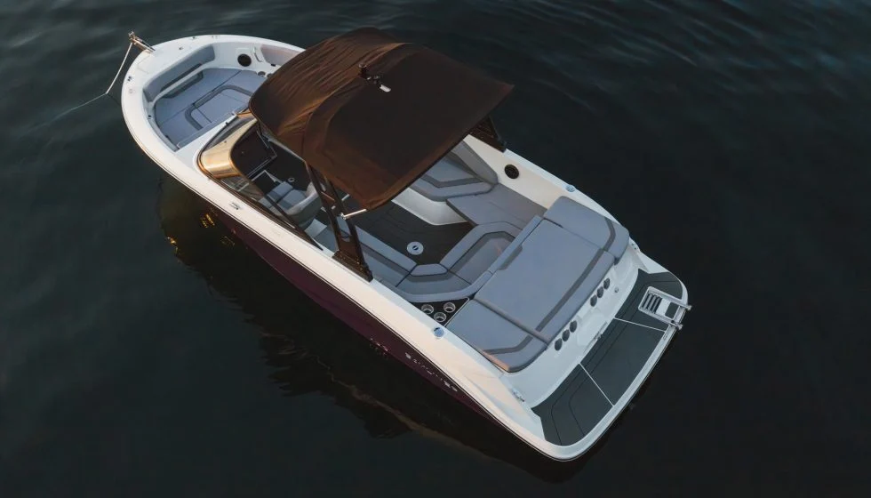 Cockpit du bowrider Bayliner V22i vu du dessus avec bimini et bain de soleil