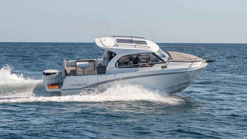 Beneteau Tunisie : une vedette Beneteau Antares 8 en navigation