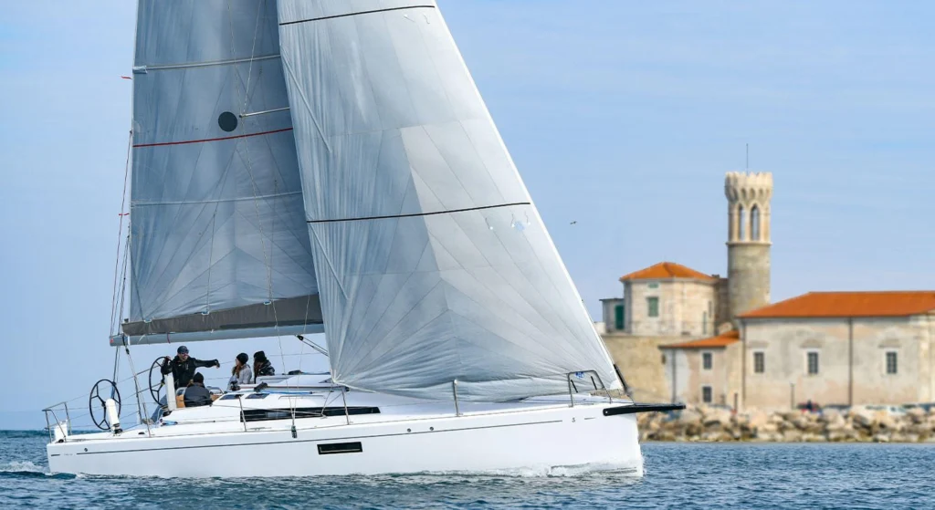Voilier Beneteau First 36 sous voiles près de la côte