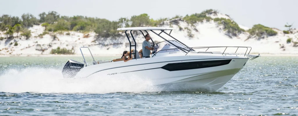Day boat Beneteau Flyer 8 SUNdeck en navigation près de la côte