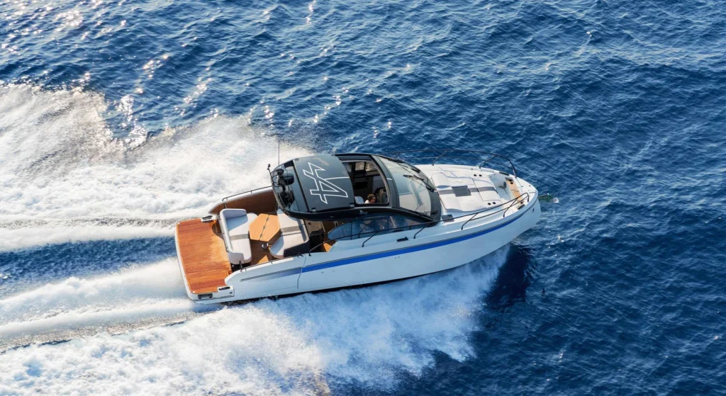 Beneteau Gran Turismo 40 en navigation rapide, vue du ciel