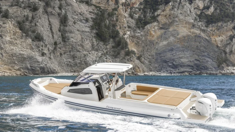 Semi-rigide Capelli Tempest 42 en navigation