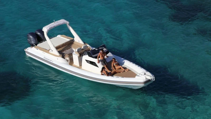 Semi-rigide Capelli Tempest 40 en navigation