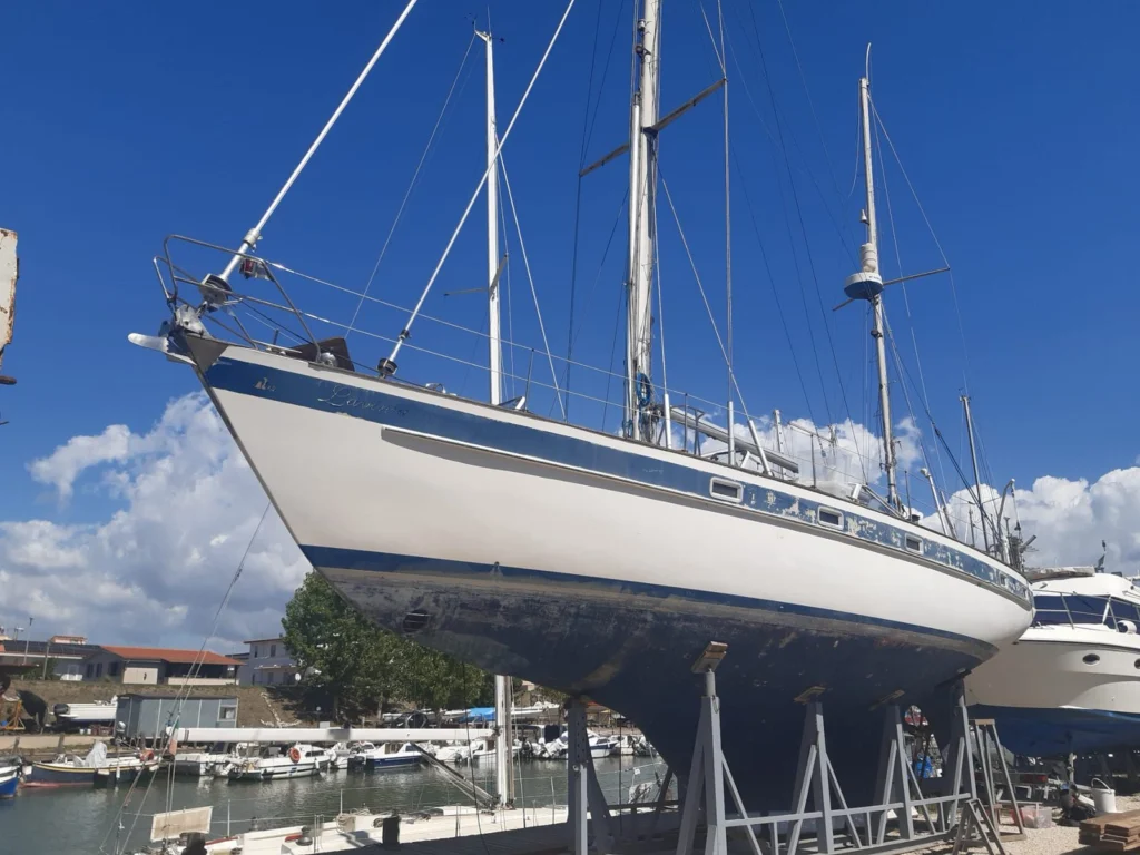 Voilier Hallberg-Rassy 42 Lavinia sur bers, refit au Chantier Naval de la Méditerranée