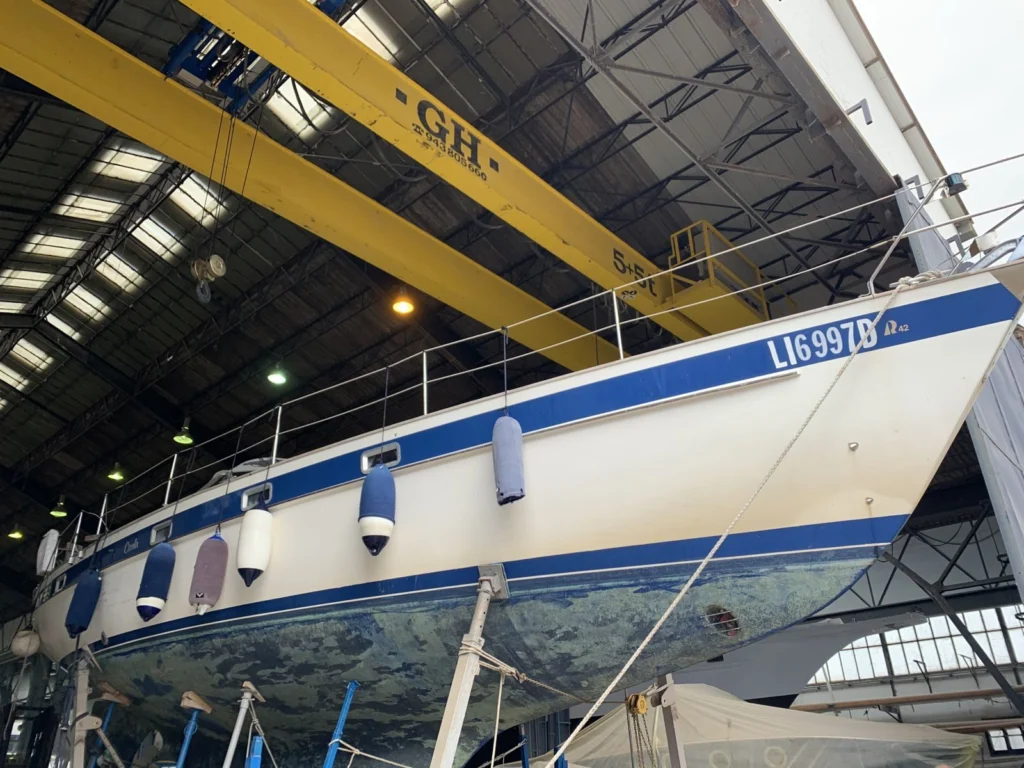 Voilier Hallberg-Rassy 42 Kallisto dans le hangar du Chantier Naval de la Méditerranée
