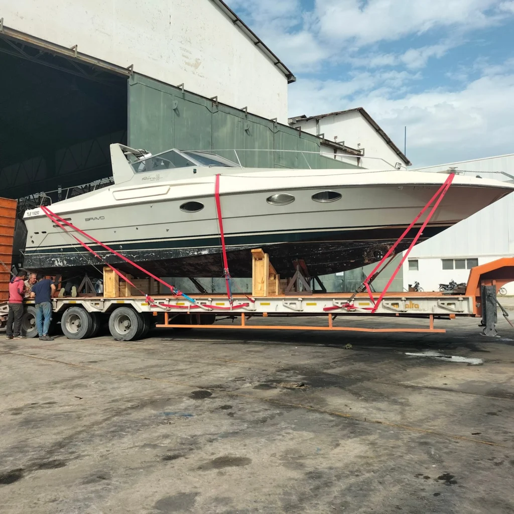 Riva Bravo 38 Special Lampedusa sur remorque devant le Chantier Naval de la Méditerranée