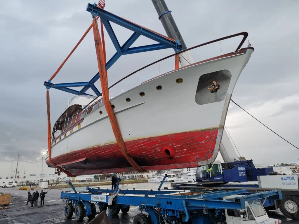 Yacht en bois Trumpy Trianon levé à la grue par le Chantier Naval de la Méditerranée