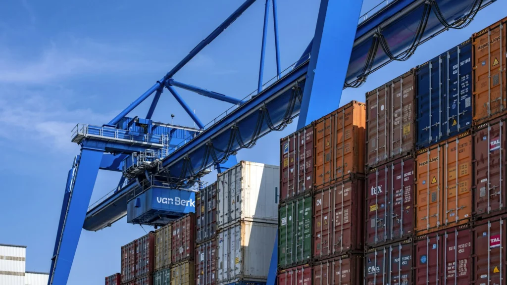 Conteneurs empilés sous un portique de manutention