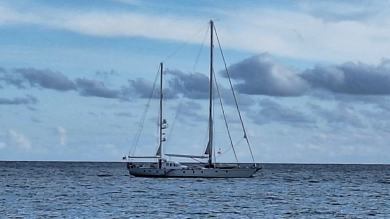 Voilier à deux mâts naviguant en Méditerranée