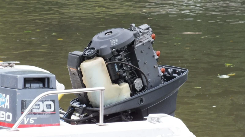 Moteur hors-bord Yamaha de 90 cv sans son capot, prêt pour l'entretien